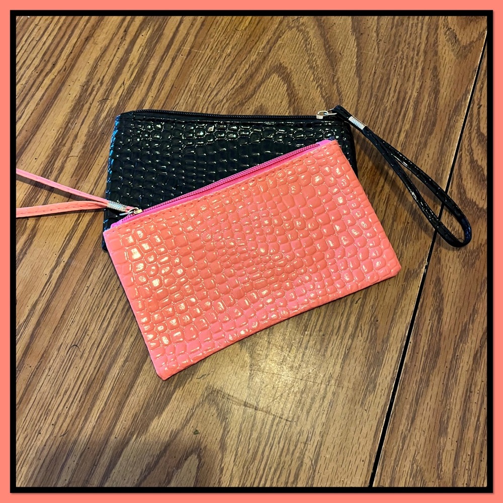 🌸NWOT🌸Wristlet Cosmetics Bag 🌸 - Picture 1 of 4